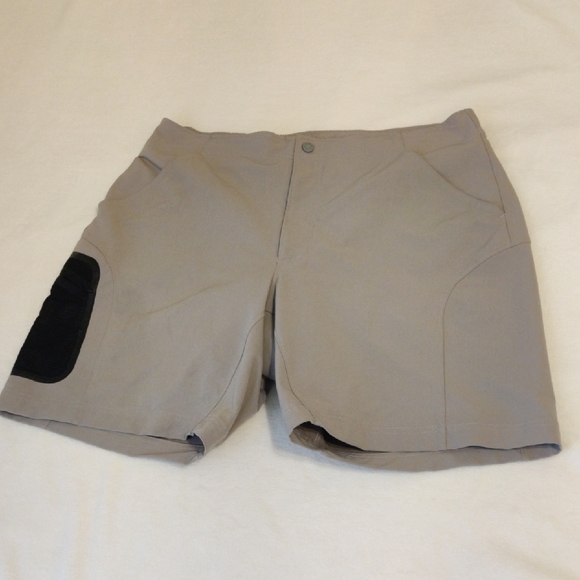 L.L.Bean. Men's Tan Shorts with Black Accent - Picture 1 of 12
